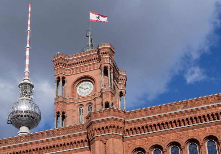 Das Berliner Rathaus verliert an rotem Glanz. Die CDU geht mit plus 10 Prozent als Wahlsieger der Berliner Wahl hervor und stellt den Führungsanspruch. Foto: istock/cbies