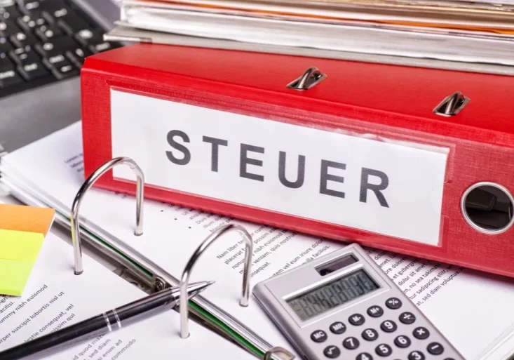 Für global agierende Konzerne soll nun eine Mindeststeuer eingeführt werden. Das Gesetz geht nun in Begutachtung und soll Anfang 2024 in Kraft treten. Foto: istock/gopixa