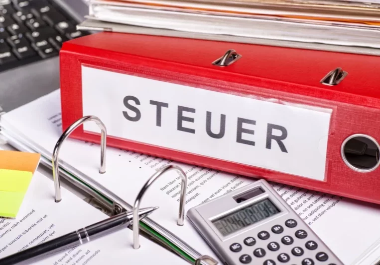 Für global agierende Konzerne soll nun eine Mindeststeuer eingeführt werden. Das Gesetz geht nun in Begutachtung und soll Anfang 2024 in Kraft treten. Foto: istock/gopixa