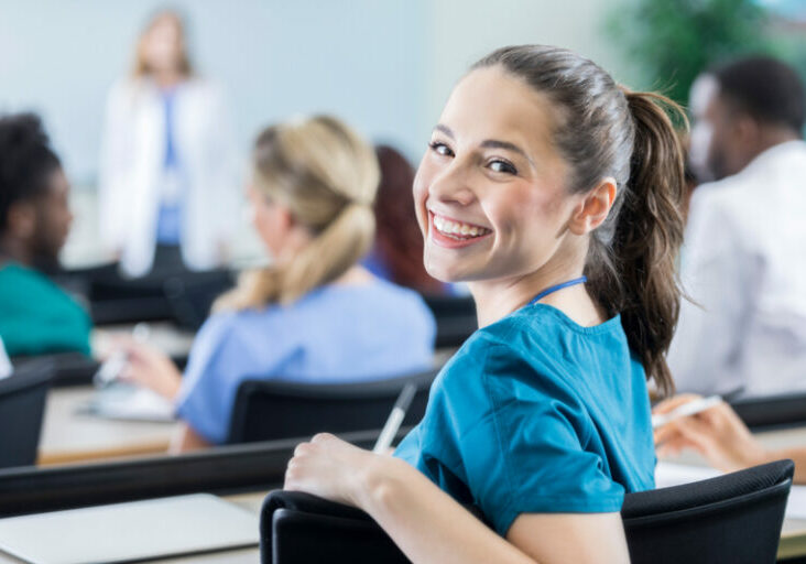 Das Pflegestipendium: Was Sie zu dieser Förderung, die bis zu 1.400 Euro monatlich in der Pflegeausbildung bringen kann, wissen müssen, hat Zur-Sache für Sie zusammengefasst. Foto: iStock / SDI Productions