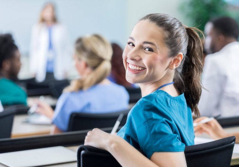 Das Pflegestipendium: Was Sie zu dieser Förderung, die bis zu 1.400 Euro monatlich in der Pflegeausbildung bringen kann, wissen müssen, hat Zur-Sache für Sie zusammengefasst. Foto: iStock / SDI Productions