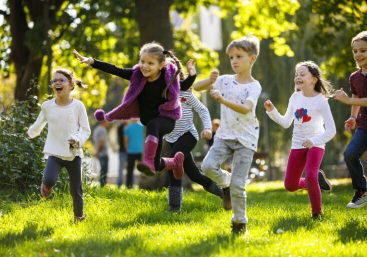 Für Familien ist im August die doppelte Familienbeihilfe am Konto. Foto: istock / damircudic
