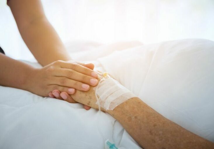 Pflege und Würde am Ende des Lebens: Hospiz- und Palliativversorgung machen es möglich. Foto: iStock tongpatong