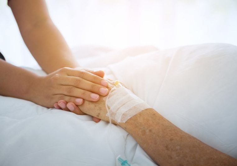Pflege und Würde am Ende des Lebens: Hospiz- und Palliativversorgung machen es möglich. Foto: iStock tongpatong