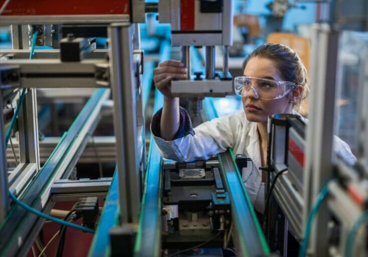 Industriellenvereinigung präsentierte ein von VP-Abgeordneten Theres Niss initiiertes Modell, wie Karrieren von Frauen in technischen Berufen gefördert werden können. Foto: iStock / skynesher