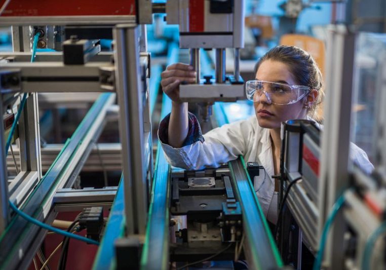 Industriellenvereinigung präsentierte ein von VP-Abgeordneten Theres Niss initiiertes Modell, wie Karrieren von Frauen in technischen Berufen gefördert werden können. Foto: iStock / skynesher