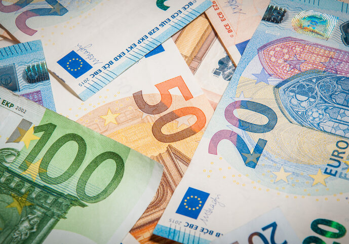 Die Teuerung ist importiert, nun soll ein dreiteiliges Paket für alle eine Entlastung bringen. Foto: istock / Matteo Cottardo