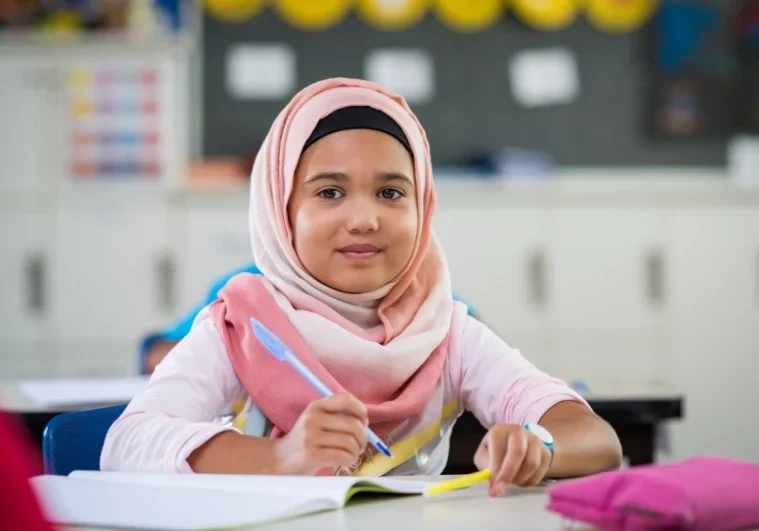 Das Kopftuch für Kinder bis zum Alter von 14 Jahren soll aus den Klassenzimmern verschwinden. Das Kinderkopftuchverbot wurde am Donnerstag im Nationalrat beschlossen. Foto: iStock/Ridofranz