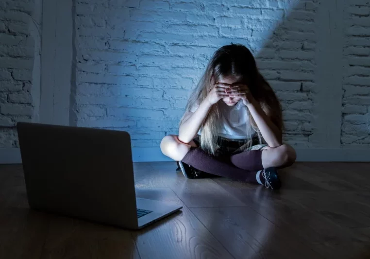 Das Leben von Kindern verlagert sich immer mehr in den digitalen Raum. Das führt auch zu einem Anstieg von Belästigung und Gewalt im Netz. Nun soll eine eigene Kinderschutz-Fachstelle geschaffen werden. Foto: istock/SB Arts Media