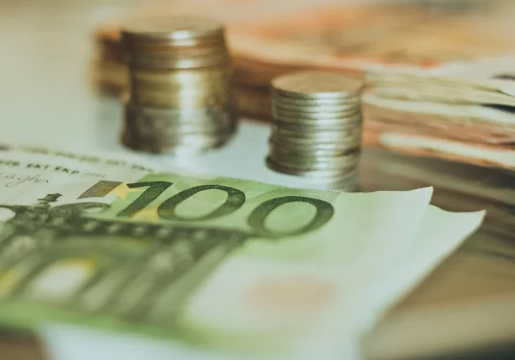 Arbeitsmarktexperten empfehlen, Österreichs gesamte Arbeitsleistung zu erhöhen. Daher sollten mehr Beschäftigte in Vollzeit arbeiten. Dafür wird von Bundeskanzler Karl Nehammer ein Vollzeitbonus vorgeschlagen. Foto: istock/Roman Stavila