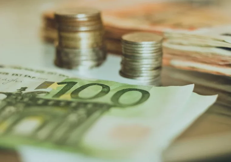 Die Zuverdienstmöglichkeiten für Arbeitslose werden 2026 eingeschränkt. Foto: istock/Roman Stavila