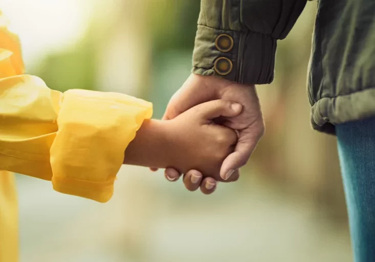 Bis zum 31. August gibt es die Möglichkeit Projekte im Rahmen des Förderaufrufs zu Kinderschutz und Gewaltprävention einzureichen. Foto: PeopleImages