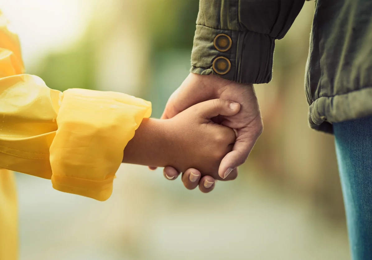 Bis zum 31. August gibt es die Möglichkeit Projekte im Rahmen des Förderaufrufs zu Kinderschutz und Gewaltprävention einzureichen. Foto: PeopleImages