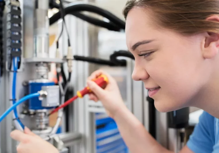 Lehrberufe, wie auch jene im Elektrobereich, werden modernisiert. Foto: iStock/Daisy-Daisy