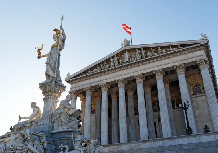 Nach 100 Jahren wird im kommenden Jahr das Amtsgeheimnis durch das Informationsfreiheitsgesetz abgelöst. das schafft mehr Transparenz in Österreichs Verwaltung. Foto: istock/donstock