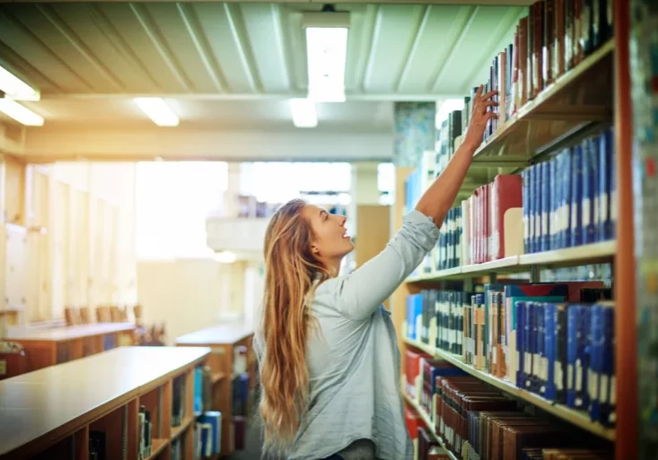 Leistung im Studium zahlt sich aus. Für das laufende Studienjahr werden 15 Millionen Euro an Leistungs- und Förderstipendien ausbezahlt. Foto: istock/peoplemages
