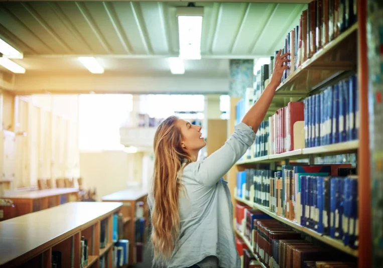 Leistung im Studium zahlt sich aus. Für das laufende Studienjahr werden 15 Millionen Euro an Leistungs- und Förderstipendien ausbezahlt. Foto: istock/peoplemages