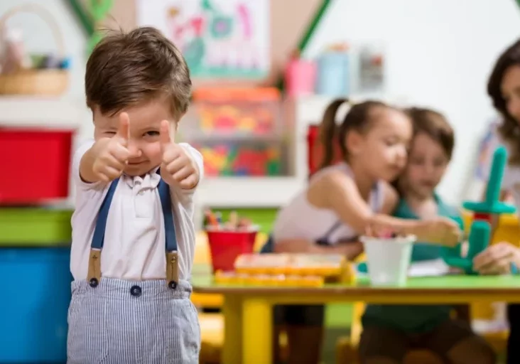 Kinder können sich freuen. Die Regierung investiert 32 Millionen Euro für mehr Kindergartenpersonal. Foto: istock/nilimage