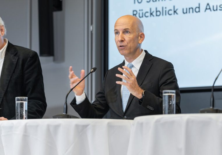 Seit mehr als 10 Jahren unterstützt fit2work Betriebe und Beschäftigte erfolgreich beim Erhalt von Arbeitsplätzen und der beruflichen Wiedereingliederung. Das Projekt wird gemeinsam gestaltet und finanziert durch die Bundesregierung und die Sozialversicherung. Foto: BMAW / Holey