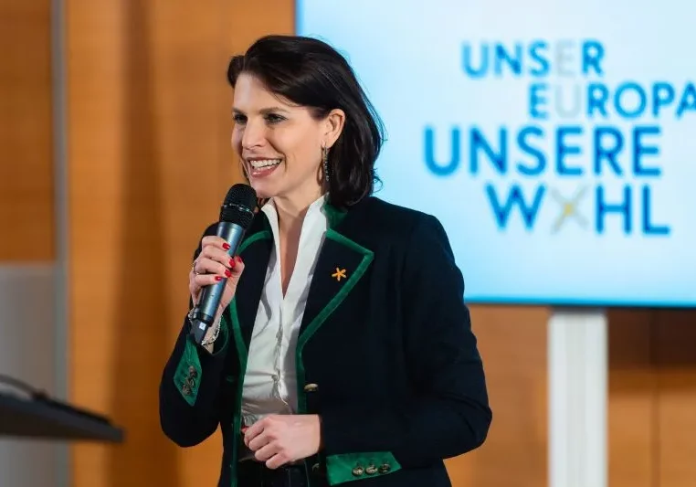 Europaministerin Karoline Edtstadler startete diese Woche in Eisenstadt eine Info-Tour durch alle Bundesländer zur Wahl für das Europäische Parlament am 9. Juni. Angesetzt sind Informationen und Diskussionen mit den mehr 1600 Europa-Gemeinderätinnen und -Gemeinderäten. Foto: Bka