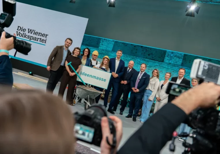 Der neue Wiener ÖVP-Chef Markus Figl mit Bundeskanzler Christian Stocker und sein neues Team. Foto: ÖVP Wien