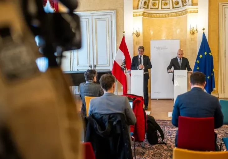 Bildungsminister Martin Polaschek und Arbeitsminister Martin Kocher wollen die Anerkennung von im Ausland erworbenen Studienabschlüssen und Berufsqualifikation in Österreich nach dem Modell Deutschlands vereinfachen: Eine Stelle ist dafür zuständig, Verfahren werden vereinfacht und beschleunigt. Nächster Schritt: Gipfelgespräch zur Nostrifikation. Foto: BMAW/Holey