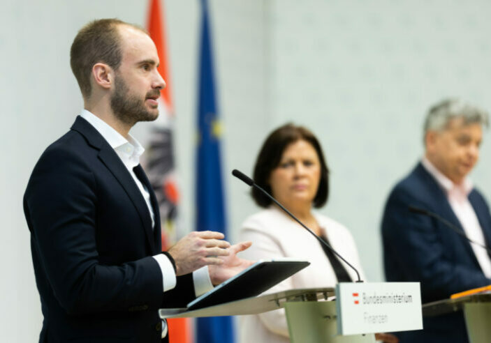 Mit einem politischen Schulterschluss startet die digitale Kompetenzoffensive, mit der allen Menschen in Österreich bis 2030 digitale Grundkenntnisse vermittelt werden soll. Foto: BKA / Christopher Dunker