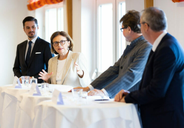 Um dem Fachkräftemangel im Tourismusbereich entgegenzuwirken, bekommen die Tourismusschulen einen 3-Punkte-Plan. Das haben heute Tourismusstaatssekretärin Susanne Krauss-Winkler und Bildungsminister Martin Polaschek angekündigt. Foto: BKA / Christopher Dunker
