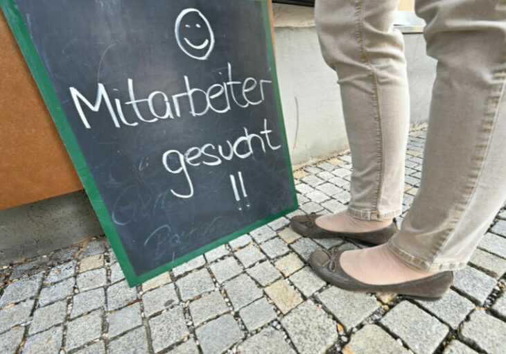 Die Unternehmen such weiter händeringend nach Mitarbeitern. Laut WB-Stellenmonitor ist die Zahl der offenen Stellen weiter auf "hohem Niveau" Foto: imagoimages / Rolf Poss