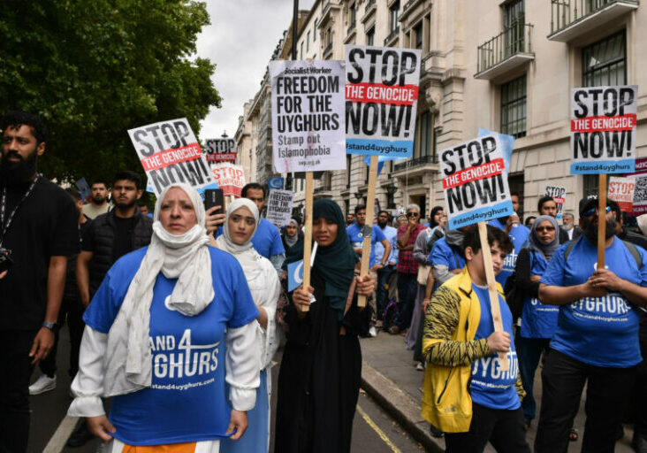 China verfolgt Minderheiten, so auch die Uiguren, eine turksprachige Ethnie islamischen Glaubens. Bild: Exil-Chinesen protestieren in London im Juli gegen den "Genocid" an den Uiguren. Foto: IMAGO/ZUMA-Wire