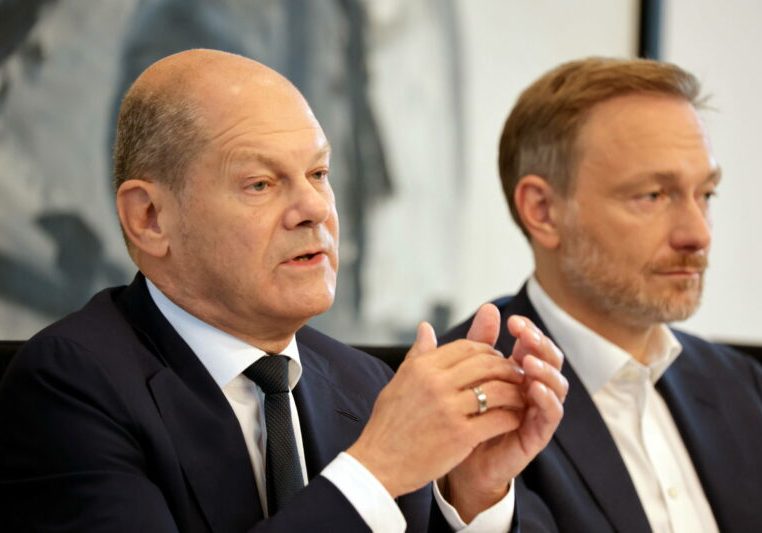 Laut Bild-Zeitung hat sich die SPD gegen liberale FDP durchgesetzt: Bundeskanzler Olaf Scholz (l.) und Finanzminister Christian Lindner in Berlin. Foto: IMAGO/Melodi Popow