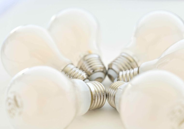 Alleine die Umstellung auf LED-Lampen kann auf die lange Lebenszeit gerechnet bis zu 90 Prozent Energie einsparen. Die Umstellung auf LED-Lampen sind einer der 11 Energiespartipps der Kampagne "Mission 11". Foto: IMAGO / Kosecki