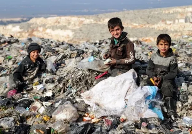 In Syrien benötigen sieben Millionen Kinder humanitäre Hilfe: Österreich hat die Mittel des Auslands-Katastrophenfonds erhöht, die Bundesregierung vergibt aktuell 21,5 Mio. Euro an NGOs für Hilfe und Unterstützung, gab ÖVP-Menschenrechtssprecherin Gudrun Kugler bekannt. Bild: Kinder in Aleppo/Syrien sammeln im Jänner auf einer Müllhalde Plastik und Metall. Foto: imago/xHusseinxAlix