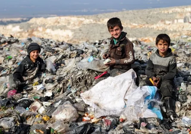 In Syrien benötigen sieben Millionen Kinder humanitäre Hilfe: Österreich hat die Mittel des Auslands-Katastrophenfonds erhöht, die Bundesregierung vergibt aktuell 21,5 Mio. Euro an NGOs für Hilfe und Unterstützung, gab ÖVP-Menschenrechtssprecherin Gudrun Kugler bekannt. Bild: Kinder in Aleppo/Syrien sammeln im Jänner auf einer Müllhalde Plastik und Metall. Foto: imago/xHusseinxAlix