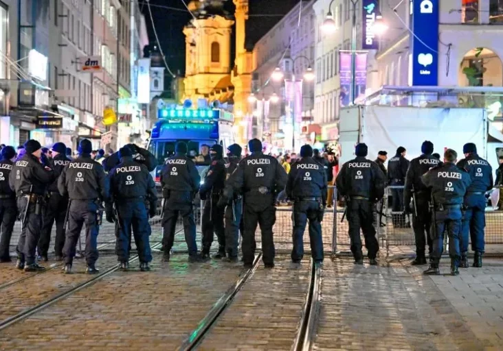 Polarisierung, wie sie in Österreich vor sich geht: Burschenschafter halten in Linz am 3. Februar ihren Ball ab, was Linke für eine Demonstration gegen Rechts nutzen. Die Polizei schützte beides, legale Veranstaltungen wie legale Meinungsfreiheit. Der Verfassungsschutz erwartet im Wahljahr 2024 zunehmende Polarisierung. Foto: Imago / Harald Dostal