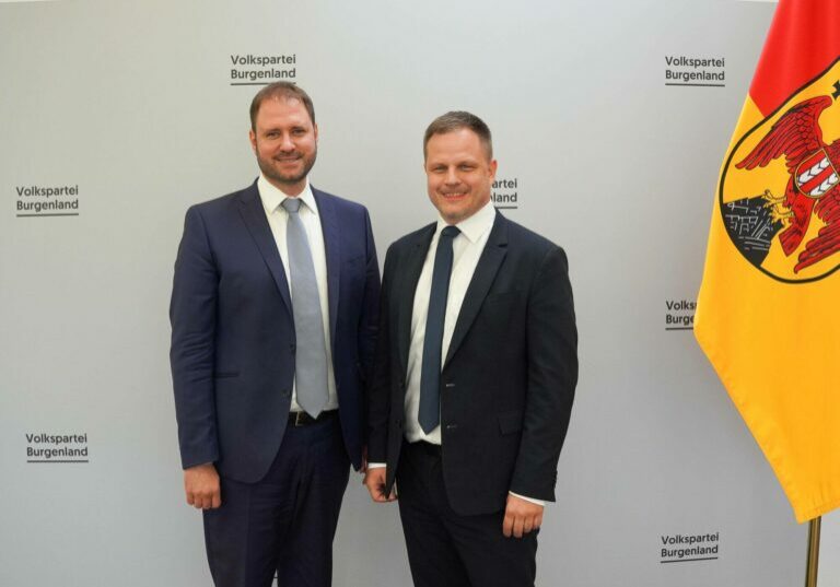 Der 42-Jährige Burgenländer Philipp Kohl (re.) übernimmt das Bundesratsmandat von Bernhard Hirczy. Das gab der Landesparteiobmann Christian Sargatz (li.) am Montag bekannt. Foto: ÖVP Burgenland