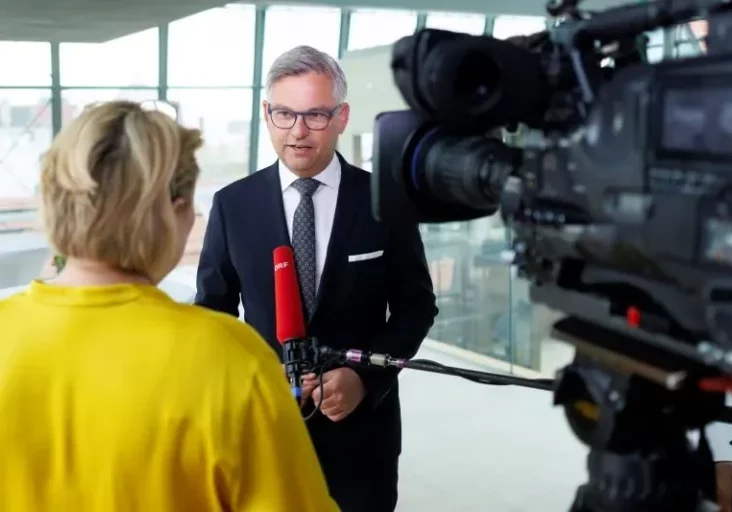 Im Podcast des Finanzministeriums, Finance Friday, spricht Ressortchef Magnus Brunner mit der, der Direktorin des Wirtschaftsforschungsinstituts EcoAustria, Monika Köppl-Turyna über die ökologische Weiterentwicklung der Wirtschaft und über das mangelhafte Ergebnis der eingesetzten öffentlichen Förderung. Foto: BMF