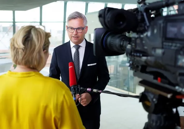 Im Podcast des Finanzministeriums, Finance Friday, spricht Ressortchef Magnus Brunner mit der, der Direktorin des Wirtschaftsforschungsinstituts EcoAustria, Monika Köppl-Turyna über die ökologische Weiterentwicklung der Wirtschaft und über das mangelhafte Ergebnis der eingesetzten öffentlichen Förderung. Foto: BMF