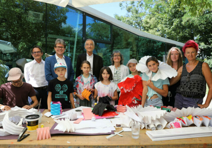 Zum 20. Mal findet in Innsbruck die Kinder-Sommer-Uni statt. Diese bietet Kindern und Jugendlichen in den Sommerferien spannende und abwechslungsreiche Angebote im Bereich der Wissenschaft und Forschung. Am Mittwoch kam Bildungsminister Polaschek zu Besuch. Foto: Christian Flatz