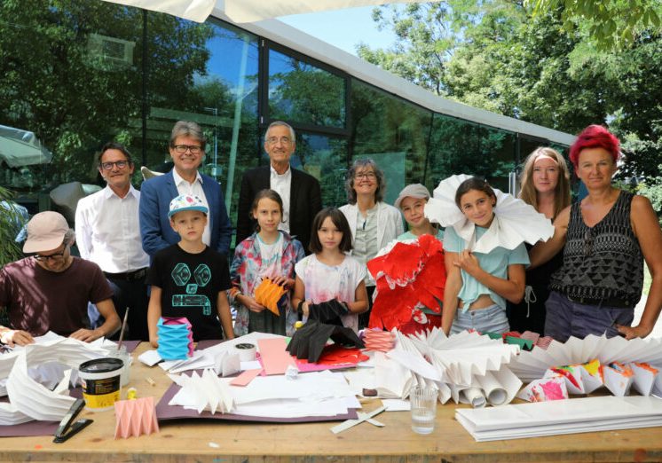 Zum 20. Mal findet in Innsbruck die Kinder-Sommer-Uni statt. Diese bietet Kindern und Jugendlichen in den Sommerferien spannende und abwechslungsreiche Angebote im Bereich der Wissenschaft und Forschung. Am Mittwoch kam Bildungsminister Polaschek zu Besuch. Foto: Christian Flatz