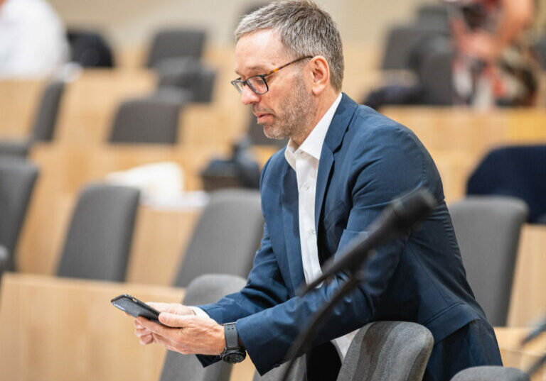 Abgeordnete seiner Partei lehnen im Parlament Fakten zur Impfung ab: Herbert Kickl (FPÖ). Foto: Florian Schrötter