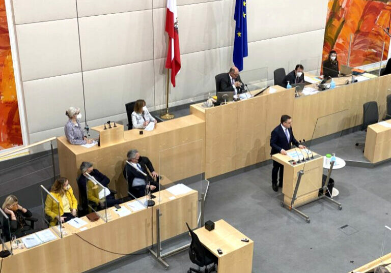 Klubobmann und VP-Abgeordneter August Wöginger rügt die SPÖ in Wien, sie würde belasten während der Bund die Menschen entlaste. Foto: Zur-Sache / Michael Tögel
