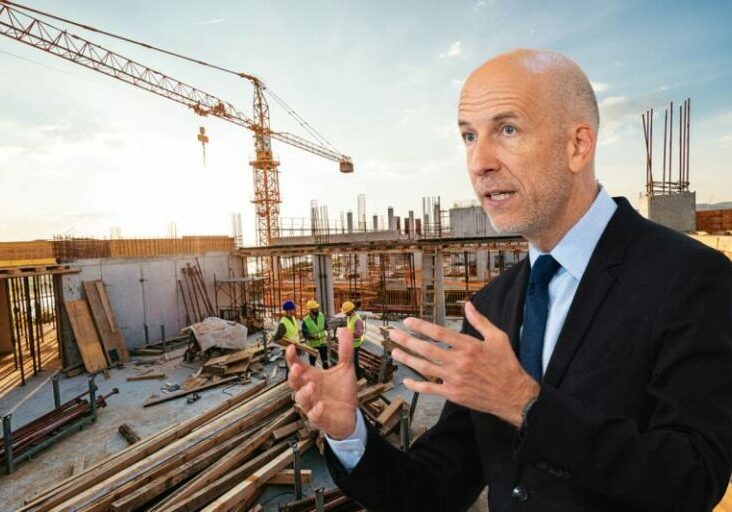 Arbeitsminister Martin Kocher sieht den Arbeitsmarkt weiter stabil, wagt aber wegen des Ukraine Kriegs keine genaue Prognose für den Sommer. Foto: BKA / Florian Schrötter / iStock Drazen_