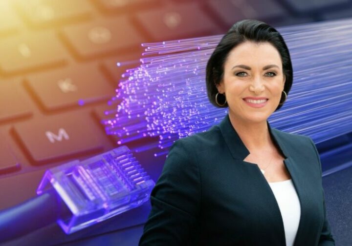 Telekommunikationsministerin Elisabeth Köstinger gibt den Startschuss für die Auszahlung der zweiten Breitbandmilliarde in Höhe von 1,4 Mrd. Euro. Foto: BMLRT / Paul Gruber / iStock Daniel Chetroni