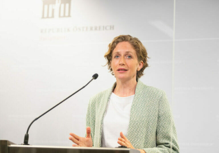 Die Neos wollen die Justiz nicht in Ruhe arbeiten lassen und setzen sie durch parlamentarische Anfragen unter Zeitdruck. Foto: Parlamentsdirektion / Florian Schrötter