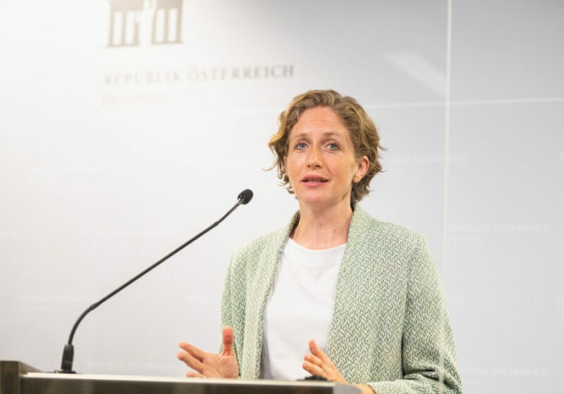 Die Neos wollen die Justiz nicht in Ruhe arbeiten lassen und setzen sie durch parlamentarische Anfragen unter Zeitdruck. Foto: Parlamentsdirektion / Florian Schrötter