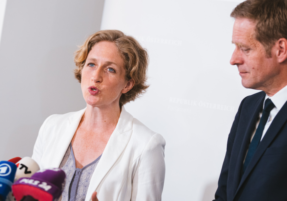 Worum geht es der Opposition um Stephanie Krisper (NEOS) und Kai-Jan Krainer (SPÖ) wirklich?