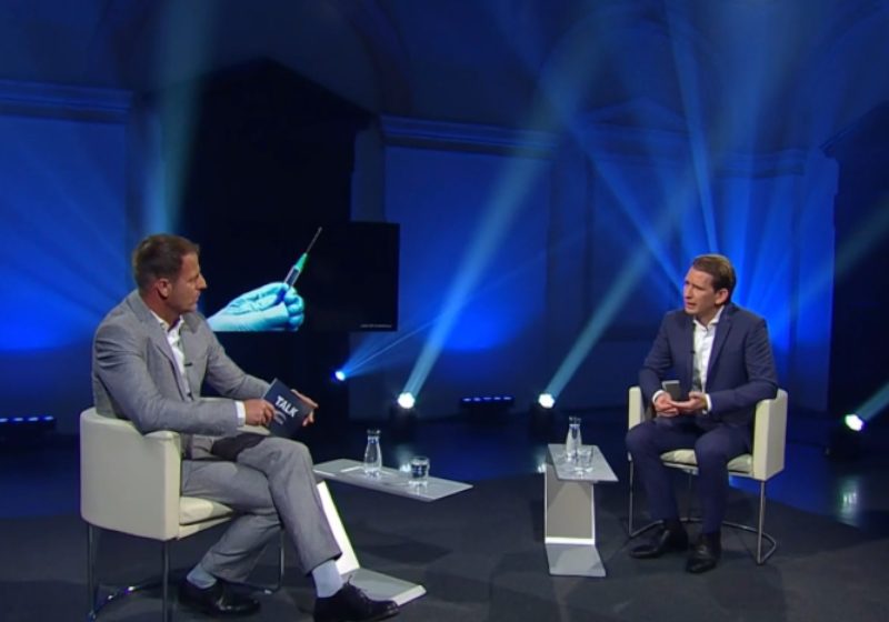 Eine Bilanz der Ära von Kanzler Sebastian Kurz (r.): Michael Fleischhacker (l.) moderiert die Panels zur Präsentation des Jahrbuchs für Politik am Freitag, 22. April ab 10.30 Uhr in der Urania in Wien. Screenshot: Servus-TV