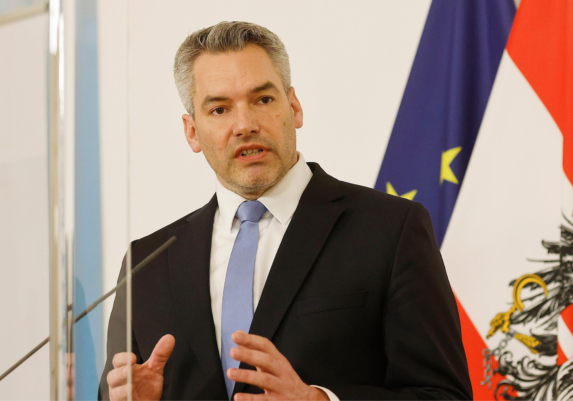 Innenminister Karl Nehammer lehnt den Vorstoß der EU-Innenkommissarin Johansson klar ab. - Foto: BKA/ Dragan Tatic
