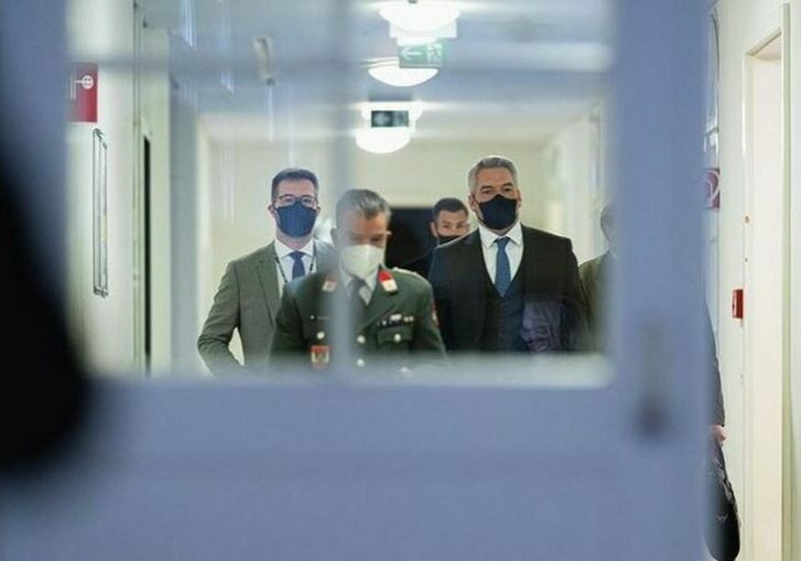 Dienstag tagte erneut das von Bundeskanzler Karl Nehammer einberufene Krisenkabinett im Bundesministerium für Landesverteidigung. Foto: BKA / Florian Schrötter